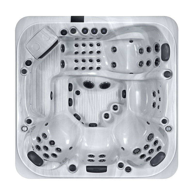 Innenansicht des Platinum Spas Portofino Hot Tubs mit ergonomischer Sitzanordnung und 66 gezielt platzierten Massagedüsen