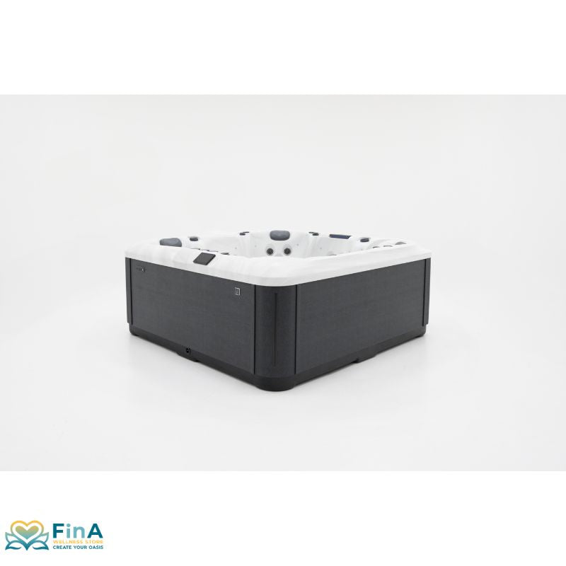 Platinum Spas Portofino Luxury Hot Tub mit weißer Acrylwanne und anthrazitfarbenem EcoTech-Gehäuse in moderner Seitenansicht